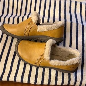 JBU Women's Brown Slip-On Slippers with Faux Fur